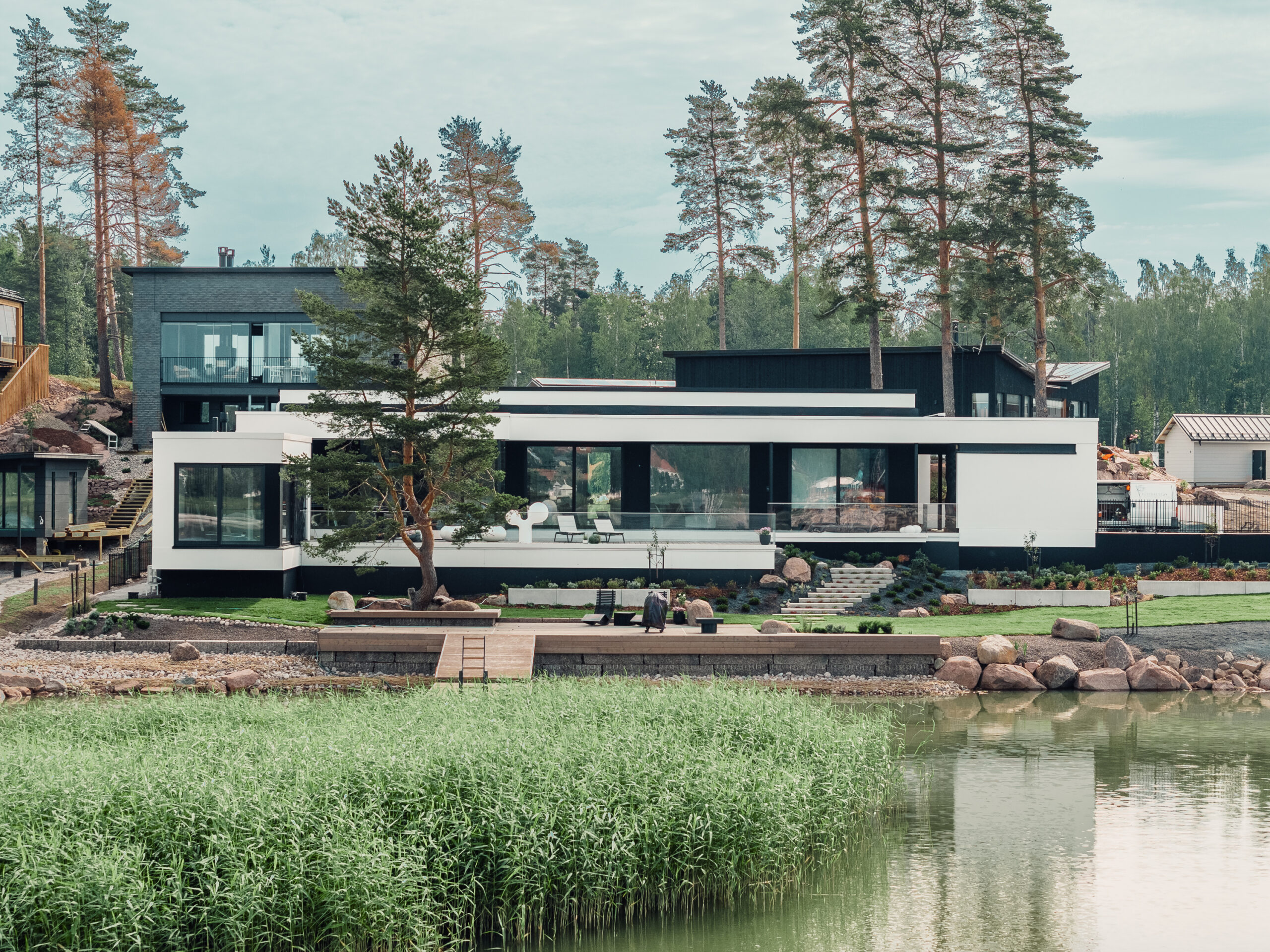 Villa Havet on Loviisassa sijaitseva asuntomessutalo, jossa on paljon isoja lasipintoja.