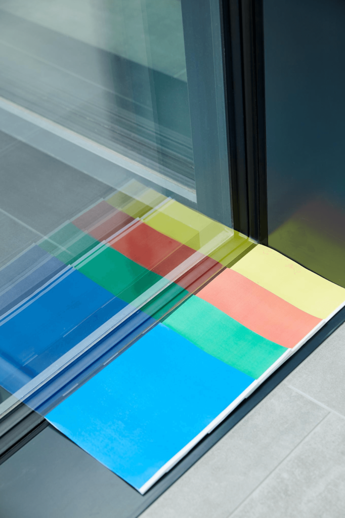 TPS-BU välilistan mattamusta 4SG materiaali heijastaa kehyksen väriä ja luo illuusion tyhjästä tilasta lasien välissä.